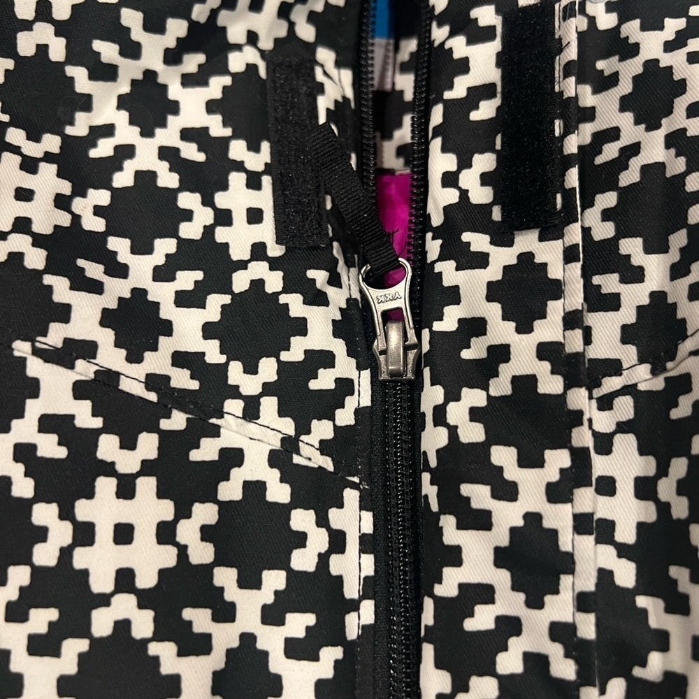 NWOT Stylish Black and White Girls Jacket Size 18-24 - Picture 10 of 12